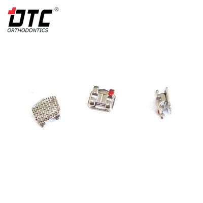 Le staffe in metallo della serie DTC Bright sono la chiave per un trattamento ortodontico di classe II di successo