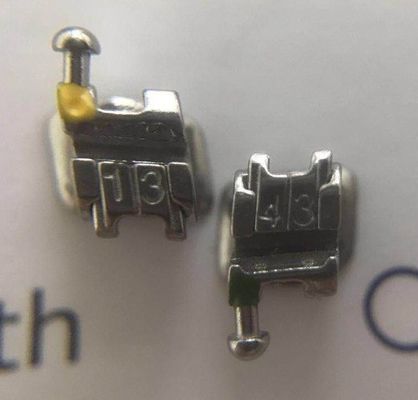 Brackets MBT auto-liganti a sabbia per la soluzione ortodontica.