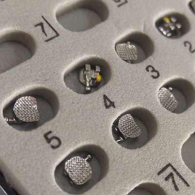 I supporti dentali DTC certificati CE ISO sono la scelta di moda per il trattamento ortodontico