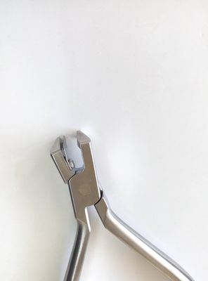 Cappelli di taglio a fine distale per la regolazione del filo rigido